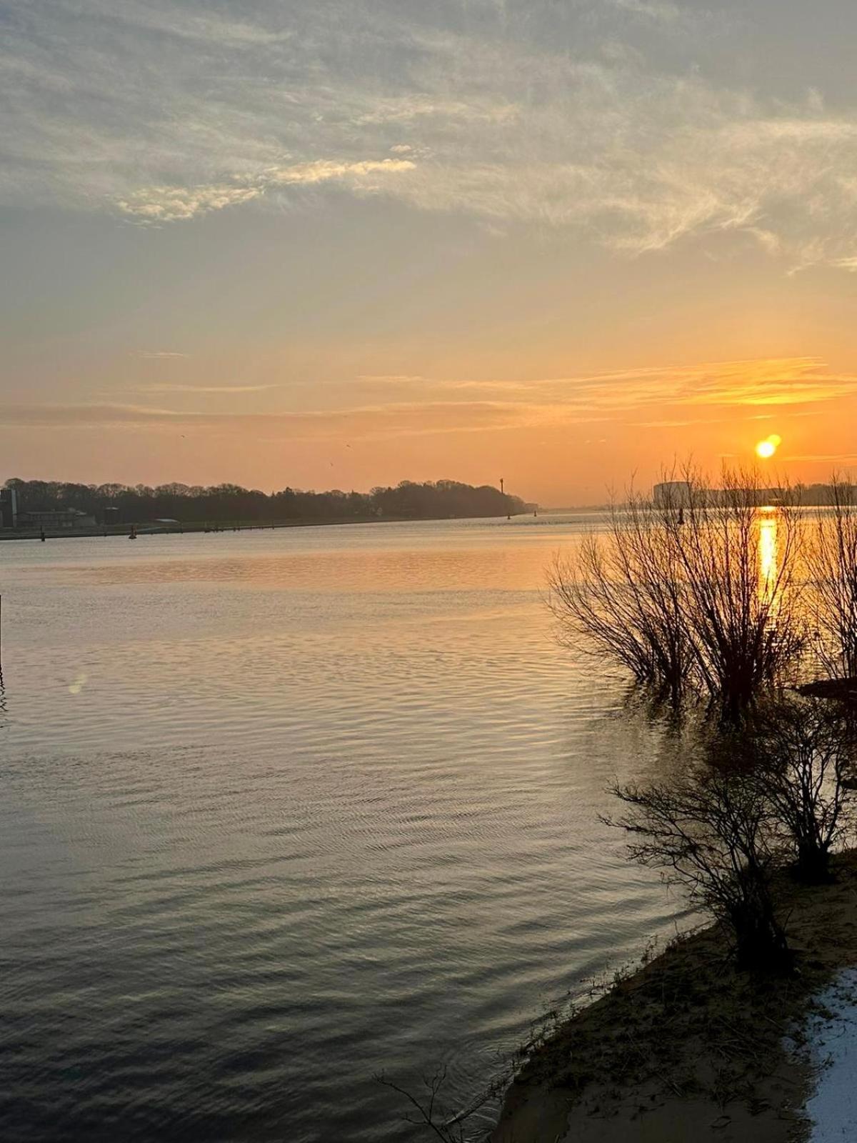 Gaestehaus Weserblick Am Weser-Sandstrand Berne Kültér fotó